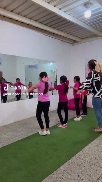 EM Academia de Modelaje on TikTok
