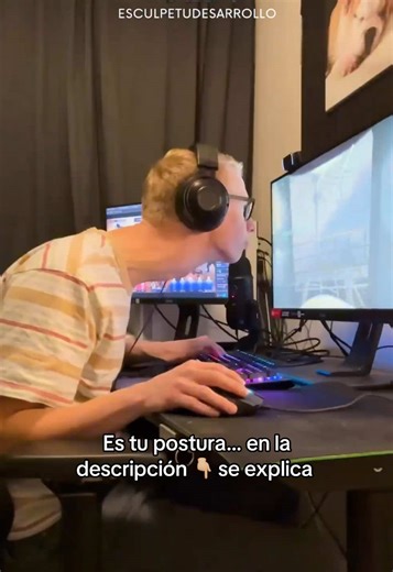 ☠️ El encorvamiento EMPEORA la mandíbula… Y genera tensión en la zona del cuello, y debajo de la mandíbula, en la zona alrededor del hueso hioides. 📉 Sentarse encorvados empeora el tamaño de la mandíbula en el tiempo, porque cuando nuestro cuerpo se encuentra desalineado, los músculos que se encuentran debajo de nuestra mandíbula, alrededor del hueso hioides, tiran hacia abajo nuestra cara, generando una tensión negativa constante que poco a poco remodela la estructura. Cuando una persona adela