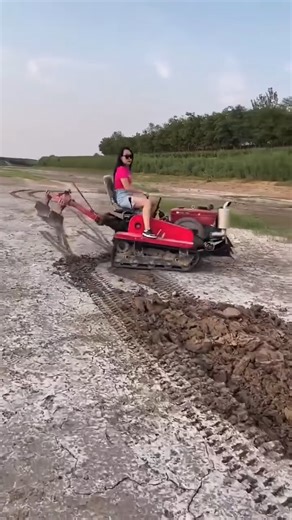 John Deere's green and yellow color scheme is one of the most recognize #Short #fblifestyle | Admin Morn99