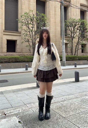 Stylish Autumn Skirt and Boots Outfit Inspiration