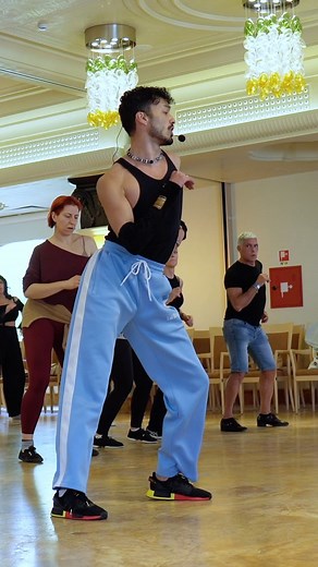 Tutorial de Salsa 🤓 Movimiento y postura corporal. Si quieres aprender más: eloyjrojas.com #salsatutorial #salsa #salsaclass #salsaworkshop | Eloy J Rojas