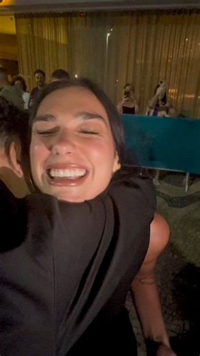 4.8K views · 355 reactions | Dua Lipa abrazando a un fan, anoche en Río de Janeiro. ✨️ Video vía manfredyamagata #DuaLipa #Loves #Brasil #RíoDeJaneiro | Dua Chile | Facebook