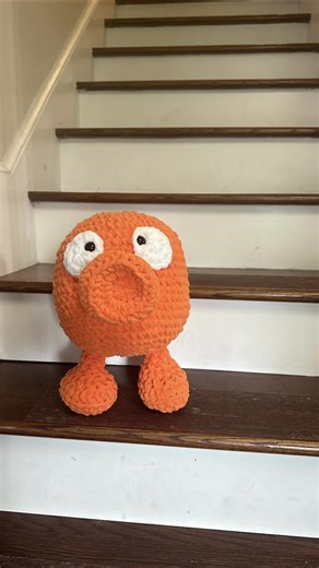 Remember Q*bert? How cute is this character? Free pattern from Drunken Aunt Wendy Designs. I used my 9mm and Bernat Blanket yarn to make it ginormous. #livinglavidacrafting #oldschool #crochet #handmade #fiberart #qbert #arcade #game #CapCut #amigurumi