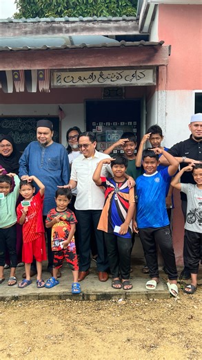 MONTAJ PROGRAM KEMBALI KE SEKOLAH: GUNTING RAMBUT DI PARLIMEN JERANTUT Hari ini saya bergerak dari satu DUN ke satu DUN, bagi meraikan Program Kembali Ke Sekolah: Gunting Rambut Percuma yang dilakukan serentak di kesemua 3 DUN di Jerantut! Setinggi-tinggi penghargaan dan terima kasih kepada kesemua sekretariat Pejabat DUN, serta jentera PAS Cawangan Sungai Tekam Utara, Jerantut Feri, Kg Paya Teh dan Kg Batu Balai atas komitmen dan kerjasama yang padu menjayakan program ini. In sha Allah, #KasAda