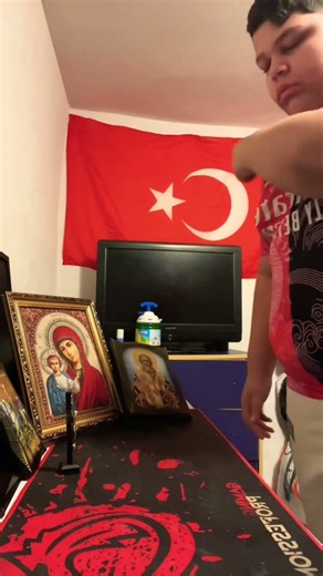 Όταν η ψυχή αναζητεί τον Χριστόν: Νέος εκ Τουρκίας προσεύχεται