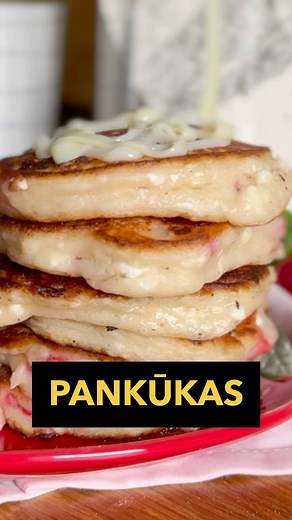 🍓BIEZPIENA PANKŪKAS AR ZEMENĒM UN IEBIEZINĀTO PIENU 👉🏻 kurš putniņš agri ceļas (vai arī baigi agri nemaz neceļas 😅), ēd biezpiena pankūkas ar iebiezināto pienu un zemenēm. labu apetīti visiem putniņiem! 😄🍓🙋🏼‍♀️•🍓LAI PAGATAVOTU KĀDAS 10 PANKŪKAS NEPIECIEŠAMS:🥞270 g biezpiena🥞200 g skābā krējuma🥞180 g kviešu miltu🥞100 g kondensētā piena (👉🏻 tā vietā var pievienot arī cukuru)🥞2 olas🥞2/3 tējk. cepamais pulveris🥞180 g svaigu zemeņu eļļa un dusciņa sviesta pankūku cepšanai kondensēta