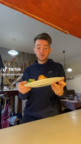 Csináljunk göngyölt csirkemellet🤙 Hozzávalók: 500 g csirkemell szeletelt sajt bacon fokhagymapor só, bors Elkészítés: A csirkemellet vékony szeletekre vágjuk (egy mellet kb. 3 részre). Megszórjuk fokhagymaporral, sózzuk, borsozzuk. A csirkemell szeleteket a bacönre helyezzük, majd rátesszük a sajtot és szorosan feltekerjük. Vízbe áztatott madzaggal összekötjük. Kiolajozott/zsírozott tepsibe pakoljuk őket, és 180 fokos sütőben 45-60 percig sütjük. Én krumplipürével és salátával tálaltam 😀 #fory