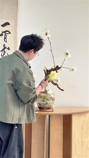 The spring flower arrangement collection is now available. Spring is too short and I want