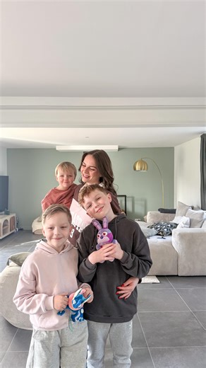 𝑁𝑜𝑒̈𝑚𝑖𝑒 | Tribu atypique • TSA/TDAH • Maman de 3 ♡ on Instagram: "🫶🏻 Et toi, maman, si tu t’es déjà sentie invisible… si tu as donné, donné, donné, sans que personne ne remarque… sache que ce petit « collant » à tes côtés, c’est ton cœur qui te revient en double ✨ Ce n’est pas de la fatigue, ce n’est pas de l’exagération. C’est juste la preuve que tu as aimé fort. Et que ton enfant le sent. - 💌 Double tap si tu te reconnais. 📌 Sauve ce post pour te rappeler que tu es vue, même quand tu