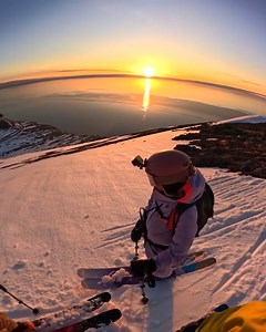 這片日落絕景～讓人讚嘆歡呼🌅 搭配 #GoProHERO13 Black 和全新超廣角鏡頭模組，讓每個畫面都如此震撼！ #GoProFamily 成員 Nick Pescetto, Elisa Vottero Alvaro Penades 前往 Deplar Farm 的冒險，享受這片夢幻般的雪景。 @goprosnow @elevenskiing #GoPro #GoProSnow #Ski #Skiing #Iceland | GoPro