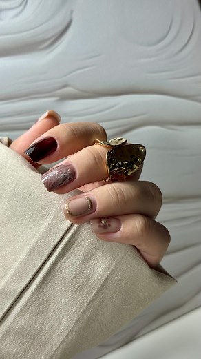 32 reactions · 105 shares | Hello, November  Luna asta vine cu noi începuturi, culori calde și multă inspirație. Azi, doar eu, pensula și liniștea din studio — detaliile care fac diferența între o simplă manichiură și una care spune o poveste. #nailtechuk #nailartistlife #novembervibes #shortnailslover #nailartinspo #slimnails #nailsoftheday #nailtechnicianuk #nailcare #autumnnails | Georgiana Geambazu NailTech Leicester | Facebook