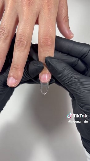 Nagelverlängerung Schritt für Schritt: Die Flexi Tips System ermöglichen präzise, stabile und natürlich aussehende Nägel. Im Video wird gezeigt, wie die Anwendung einfach und effektiv gelingt. 💅✨⁠ ⁠ Seid ihr Team lange oder kurze Nägel?⁠ ⁠ #neonail #flexitips #nagelverlängerung #nageldesign #nailtutorial