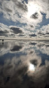 Wolkentanz über der Nordsee☁️🌊🌤 Stille, endlose Weite, die Sonne glitzert auf dem flachen Salzwasser🐚🦀 Das Watt in Cuxhaven schenkt einem immer wieder magische und traumhafte Momente💙 #wolkentanz #wattenmeer #cuxhaven #magischemomente #nordseeliebe #cuxurlaub #küstenliebe #küstenkind #duhnen #döse | Cux-Urlaub.De