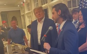 特朗普和模仿者同台竞技。让美国再次重新伟大。Trump impersonator meets Trump IRL 🤣