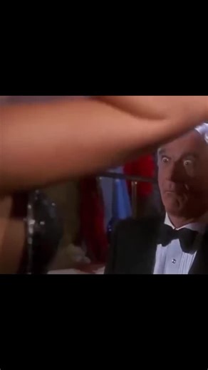 Nooob on Instagram: "日本利用压电瓷砖将脚步转化为电能。这些瓷砖捕捉来自你脚步的动能。当你行走时,你的重量和动作会对瓷砖产生压力。 瓷砖会轻微弯曲,从而产生机械应力。瓷砖内部的压电材料将这种应力转化为电能。每一步都会产生少量电荷,而数百万步结合在一起就能产生足够的电力来驱动LED灯、数字显示屏和传感器。在像涩谷车站这样繁忙的地方,每天大约有240万个脚步为这一系统作出贡献。这些电能可以被储存或立即使用, 从而减少对传统电力来源的依赖,并支持可持续的城市基础设施。这种方法将日常运动转化为实用的可再生能源 #日本 #知识#事实 #你知道吗#推荐#科技#创新#历史 #技术#实验 #热门"