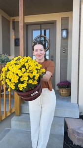 22K views · 80 reactions | Mums the word!  Create a festive fall scene on your front porch with orange and yellow mums. Get yours delivered today → https://bit.ly/3BUDgNn Video by @backyard_gardener_rach via Instagram. #chrysanthemum #fallporchdecor #fallporch #fallporchdecorating #fallvibes #autumnvibes #fallgardening #mumseason | Fast Growing Trees | Facebook