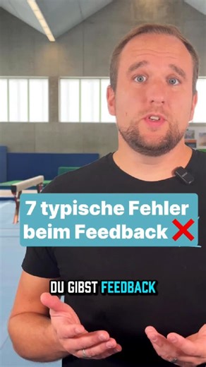 Turnlehrer | Wir ❤️ Turnen 🤸 on Instagram: "Du gibst Feedback – aber Schüler:innen werden im Turnunterricht nicht besser? Dann liegt es oft nicht am Können, sondern am Wie des Feedbacks. Das sind sieben typische Fehler: 1. Negative Formulierungen Unser Gehirn verarbeitet Negationen schlecht. Statt „Keine krummen Knie“ besser: „Streck deine Knie“. 2. Zu viele Korrekturen auf einmal Drei Hinweise gleichzeitig überfordern. Gib immer nur einen klaren Fokus. 3. Folgefehler korrigieren Nicht das Symp