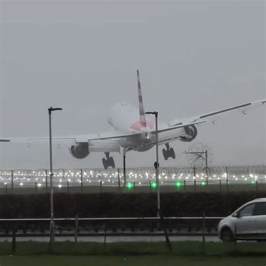 "OHHH STOP IT!" 😨🛬 A dramatic plane landing has been caught on camera, amid high winds at London's Heathrow Airport. #9News | WATCH LIVE 6pm | 9 News Darwin