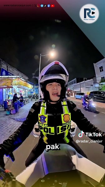 Seorang Polisi yang membagikan momen saat menegur pengendara motor ugal-ugalan dan membawa minuman keras. Aksi pria tersebut malah kurang mengenakan seolah menantang dan tak peduli ditegur. Video: Tiktok/Ananda Rafi #tiktokberita