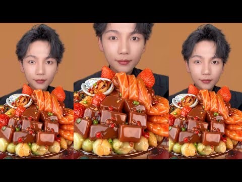 CRUNCHY & SAVORY! Braised prawns and salmon with strawberries are so delicious, they're practically