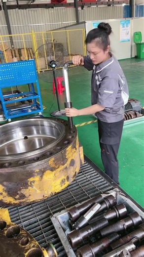 Using Super-Large Screws and Screwdrivers in Excavators