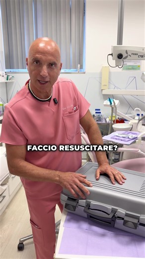 🦷 E se ti dicessi che un dente estratto può aiutarti a rigenerare nuovo osso? Oggi la tecnologia ci permette di trasformare il tuo stesso dente in materiale da innesto autologo, utilizzato per rigenerare l’osso in modo totalmente biologico e personalizzato. Con uno speciale macchinario, il dente viene trattato e trasformato in un materiale biocompatibile che aiuta a creare una base ossea più stabile, naturale e predicibile nel tempo rispetto a molti innesti eterologhi. Tradotto: il tuo corpo ri