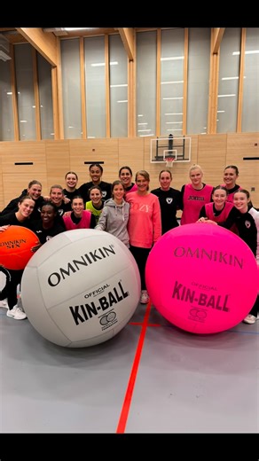 SPREEFÜXXE Berlin 🦊 on Instagram: "⁣⁣⠀⠀⠀⠀⠀⠀⠀⠀⠀⠀⠀ Gestern haben wir eine neue Sportart kennengelernt. 👍🏻⁣⁣⠀ ⁣⁣⠀ Kin-Ball kommt aus Kanada. Es spielen drei Teams mit einem Ball mit einem Durchmesser von 1,22 m gegeneinander. ⁣⁣⠀ ⁣⁣⠀ Dabei geht es nicht nur um Schnelligkeit, Reaktion und Orientierung, sondern vor allem um Kommunikation und Teamwork. 🦊⁣⁣⠀ ⁣⁣⠀ Vielen Dank an Jule und Anke vom Freizeitsport-Team GsJ für das Näherbringen dieses tollen Sports. Wir hatten sehr viel Spass. ☺️⁣⁣⠀ ⁣⁣⠀ 