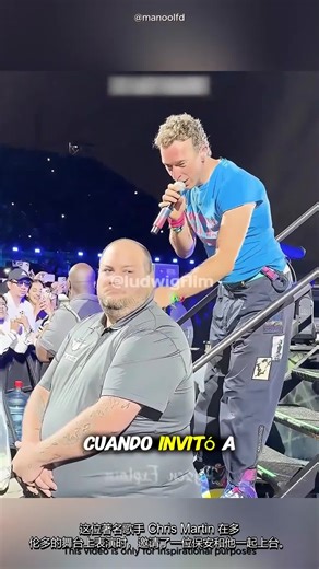 克里斯·马丁在一场现场演唱会上