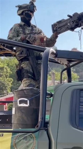 Fuerzas Especiales México on Instagram: "Aquí te digo cuales son algunos de los fierros que porta el personal del Ejército Mexicano desplegado en Sinaloa. Los cuatro elementos portan el reglamentario FX-05 Xiuhcoatl calibre 5.56x45; el elemento de pie que brinda seguridad a la extrema derecha tiene montado en su FX un lanzagranadas M203 cal .40 El elemento de pie junto a la rápida a parte de portar su FX también carga una ametralladora FN Herstal Minimi en cal 7.62x51, el elemento a la extrema