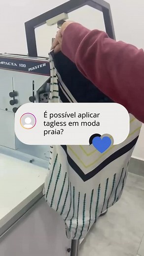Tagless em moda praia | Impressão em tampografia No vídeo, a Compacta Master 100 realiza a aplicação tagless em um maiô, mostrando como a tampografia manual garante definição e aderência em tecidos. O Tagless substitui as etiquetas costuradas, oferecendo mais conforto para quem usa e um acabamento limpo e profissional. A tinta tampográfica da Oscar Flues garante alta definição, excelente aderência e durabilidade, mantendo sua integridade por até 30 lavagens, sem perda de qualidade ou legibilidad