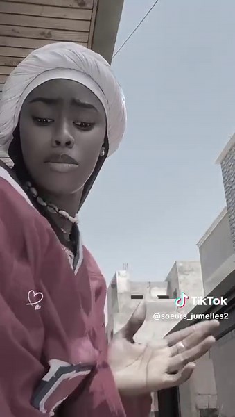 Ay jalousie😂😂 #presquejumelles #jalousiechallenge #vivianechidid #soeursjumelles #viral #perce #senegalaise_tik_tok #visibilité #galsen_tiktok #challenge
