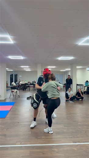 Not quite as painful as the previous reel. But an interesting one nonetheless. The exercise was a soft simulation to get a little bit of a realistic feel what it’s like to be moved around by someone potentially bigger heavier and stronger. Emphasis is on staying calm, keeping balance and being able to disrupt an attackers momentum. @sabine.solomon slipped and with leverage managed take me down with, get up and continue the onslaught 😎. Thanks again to @yachtrecruiter @njcrewservices and @igyvie