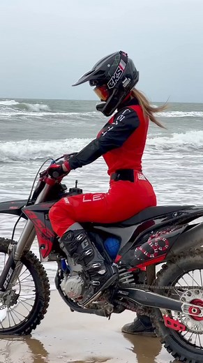 1.3M views · 38K reactions | Live, work, pose  #reelsvideo | 푺풊풓풂풎풊풔풖 シ︎ | Facebook