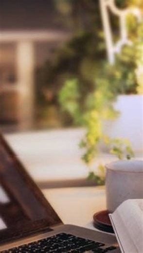 Kelly PEA'S on Instagram: "Quand la nuit devient plus dense, et que repères se dissipent, tel un rêve perdu, il ne reste ce psaume et moi. C'est dans ce dénuement précis, quand le bruit du monde se tait pour laisser place aux « grognements » de la nuit, que ce Psaume révèle sa véritable puissance. Il n'est plus alors un texte qu'on lit, mais une respiration, un ancrage,… ✨Psaume 23. Je ne récite pas des mots, je respire une protection. Realisé par: @geo_production_video"