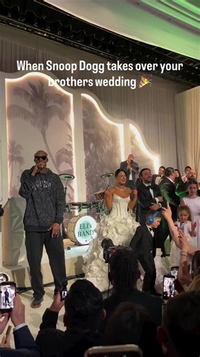 💍🇦🇲 CASAMENTO ARMÉNIO COM O GOAT! Um momento daqueles que misturam tradição, cultura e uma presença lendária. 🔥 O rapper Snoop Dogg marcou presença num casamento arménio e, como esperado, roubou algumas atenções com o seu estilo inconfundível. 😎🐐 Entre celebrações, música e muita energia, foi mais uma ocasião em que Snoop Dogg mostrou que consegue encaixar-se em qualquer festa! 🎶🥂 🇦🇲❤️ Arménia Snoop Dogg = uma celebração para ficar na memória. #SnoopDogg #Armenia #ArmenianWedding #Wedd