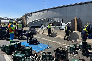 Grave accidente en la A-4 con un turismo atrapado y un camión que ha perdido su carga de cervezas