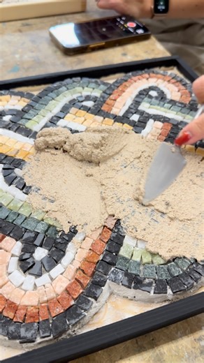 How to grout a mosaic is the last step that we teach at Koko Mosaico. The students can choose the color they prefer according to their mosaic palette materials. 🤗 #mosaic #mosaicart #kokomosaico #mosaico #mosaique #ravenna #mosaicworkshop #workshop #ilovemyjob #grout | Koko Mosaico