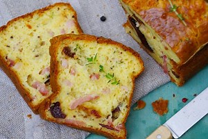Cake salé super moelleux aux pruneaux et lardons: recette facile