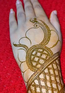 Gorgeous mehndi design || Back hand mehndi design #gorgeousmehndidesign #backhandmehndidesign #uniquemehndidesign #simplemehndidesign #easymehndudesign #bloomingideas #mehndidesign #hennadesign #hennaart #mehndiart #hennaartist #mehndiartist #mehndivideos #hennavideos #uniquemehnditutorial #mehnditutorial #hennatutorial #easyhenna #simplehenna | Blooming ideas