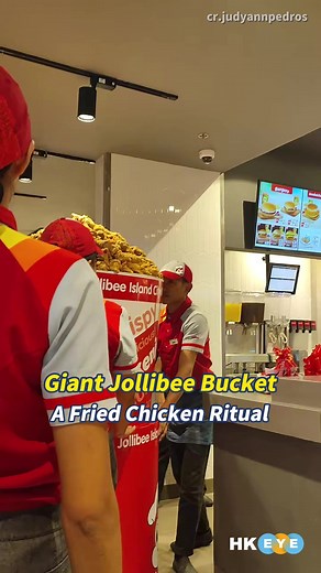 Giant Jollibee Bucket steals the show! Watch the viral video revealing a pre-opening tradition featuring a colossal fried chicken bucket. #Jollibee #FriedChicken #ChickenBucket #Viral #philippine #hkeye Music by: MABACKMUSIC | HKeye