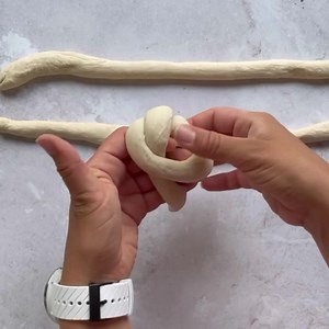 Hallo meine Lieben! Da so viele haben gefragt, wie ich die Knopfsemmeln forme, haben wir heute ein ganz kurzes Video dazu gemacht ♥️ ich hoffe, es hilft euch weiter & ich freu mich schon auf die Bilder von euren Knopfsemmeln! Das Rezept gibt’s natürlich schon lang am Blog, denn dieseSemmel ist „Schuld“, dass es Backen mit Christina überhaupt gibt 😅😅 https://www.backenmitchristina.at/rezepte/fruehstueckssemmerl/ Wenn wir im Herbst dann in unser neues Firmengebäude bezogen haben, dass werd ich g