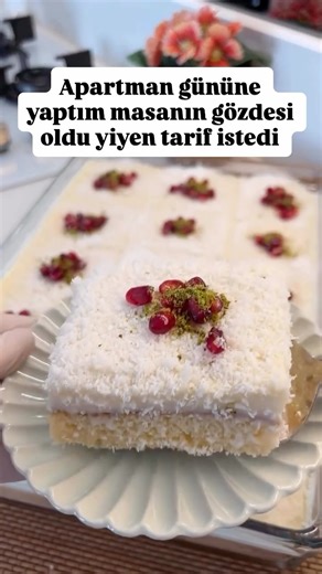 5cayitarifler on Instagram: "Kalabalık misafirlerinize hazırlayabileceğiniz nefis bi tarif 👌 Denemenizi tavsiye ederim ☺️ 📸 @yemek_kelebegi ♨️BORCAM PASTASI Malzemeler, 4 adet yumurta 1 su bardağı şeker 1,5 su bardağı un 1 paket kabartma tozu 1 paket vanilya Krema için. 1 lt süt 3 yemek kaşığı un 3 yemek kaşığı nişasta 1 adet yumurta sarısı 1 su bardağı şeker 1 paket krema (yoksa 1 paket krem şantiyi 1 su bardağı sütle karıştırıp ekleyin) Islatmak için; 2,5 su bardağı süt Y