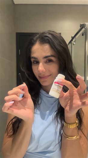 Dra. Fabiana Sambini | Dermatologia - CRM-PR 49470 on Instagram: "Minoxidil na sobrancelha: quando usar e por quê 👀 Sim, em alguns casos, o minoxidil pode ajudar no preenchimento da sobrancelha. Ele age prolongando a fase anágena (fase de crescimento do fio) e estimulando o folículo piloso, favorecendo fios mais espessos e com melhor densidade. ✔ Indicações mais comuns: • Falhas de sobrancelha • Afinamento dos fios • Sobrancelhas ralas por genética • Recuperação após procedimentos ou excesso de