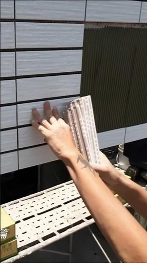 貼二丁掛磚用磁磚敲擊緊貼法?