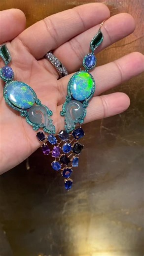 aUSTY LEE Art Jewellery on Instagram: "Magatama (勾玉) are curved, comma-shaped beads that appeared in prehistoric Japan from the Final Jōmon period through the Kofun period, approximately ca. 1000 BCE to the sixth century CE. The beads, also described as "jewels", were made of primitive stone and earthen materials in the early period, but by the end of the Kofun period were made almost exclusively of jade. Magatama originally served as decorative jewelry, but by the end of the Kofun period functi