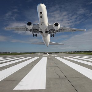 Some massive airplanes can weigh up to 1 million lbs — this is how they're able to fly. | Insider Tech