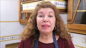 Trufas o Bombones Red Velvet, un postre muy fácil de hacer e ideal para San Valentín 😋💕 Ingredientes: Para el bizcocho red velvet al microondas: 4 cucharadas de azúcar 3 cucharadas de aceite suave (oliva o girasol) 3 cucharadas de leche 1 huevo 1/4 de cucharadita de esencia de vainilla 4 cucharadas de harina de trigo 1/2 cucharada de cacao en polvo 1/4 de cucharadita de levadura química o polvos para hornear 1 pizca de sal colorante alimentario rojo (en pasta) Cobertura de chocolate y decoraci