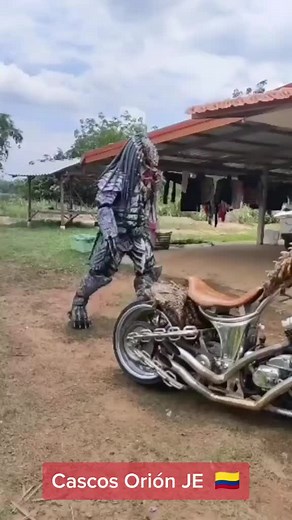 Casco de Moto Depredador: Diseño Original y Personalizado