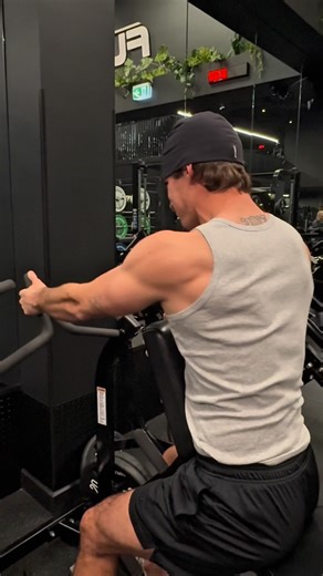 Ozzy on Instagram: "Back n bi workout ⬇️ Save for your next back day • Ex1. Lat pull down Ex2. T bar row Ex3. Cable pull overs Ex4. Single arm machine row Ex5. Dumbbell lateral raises Ex6. Dumbbell curls #couplesworkout #gym #nz #backday #backgains #backexercises #aestheticbodybuilding #fitness #physique #gymreels #latpulldown"