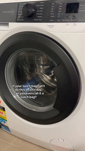 Need a new lunch bag? Make sure it can do these 3 things! 👇✔️ 1. Machine washable 💦 Top of the list for me! Fruit leaking, yoghurt exploding, crumbs trapped anywhere and everywhere. There's no time spent wiping by hand here, in the machine it goes 2. Good quality, with a warranty 📖 I don't want to be changing every second week with rips, tears, stitching coming undone. It needs to be playground-proof. 3. It needs to fit their lunchbox snackbox. Together 🤝 Both kept cool, fresh, able to last